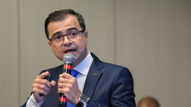 Diretor da Aneel rebate Silveira e diz que agência não é valorizada