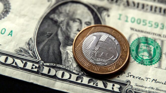 Dólar dispara a R$ 5,86 e Euro a R$ 6,43 com bolsas afundando no exterior