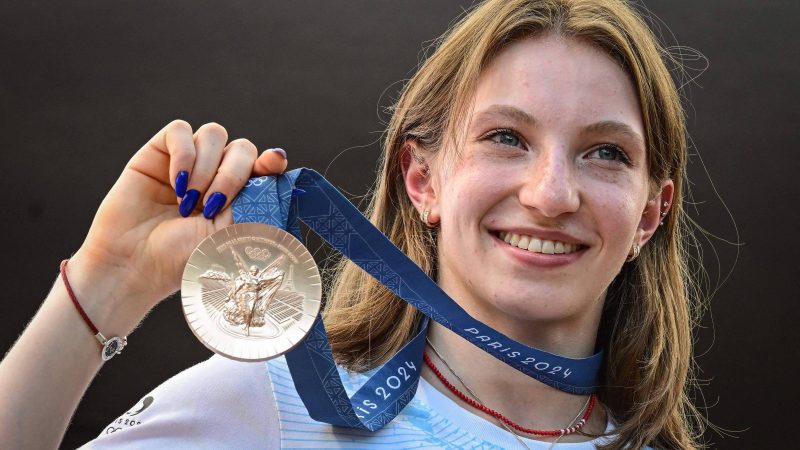 Ginasta romena Ana Barbosu recebe medalha de bronze em Bucareste – 16/08/2024 – Esporte