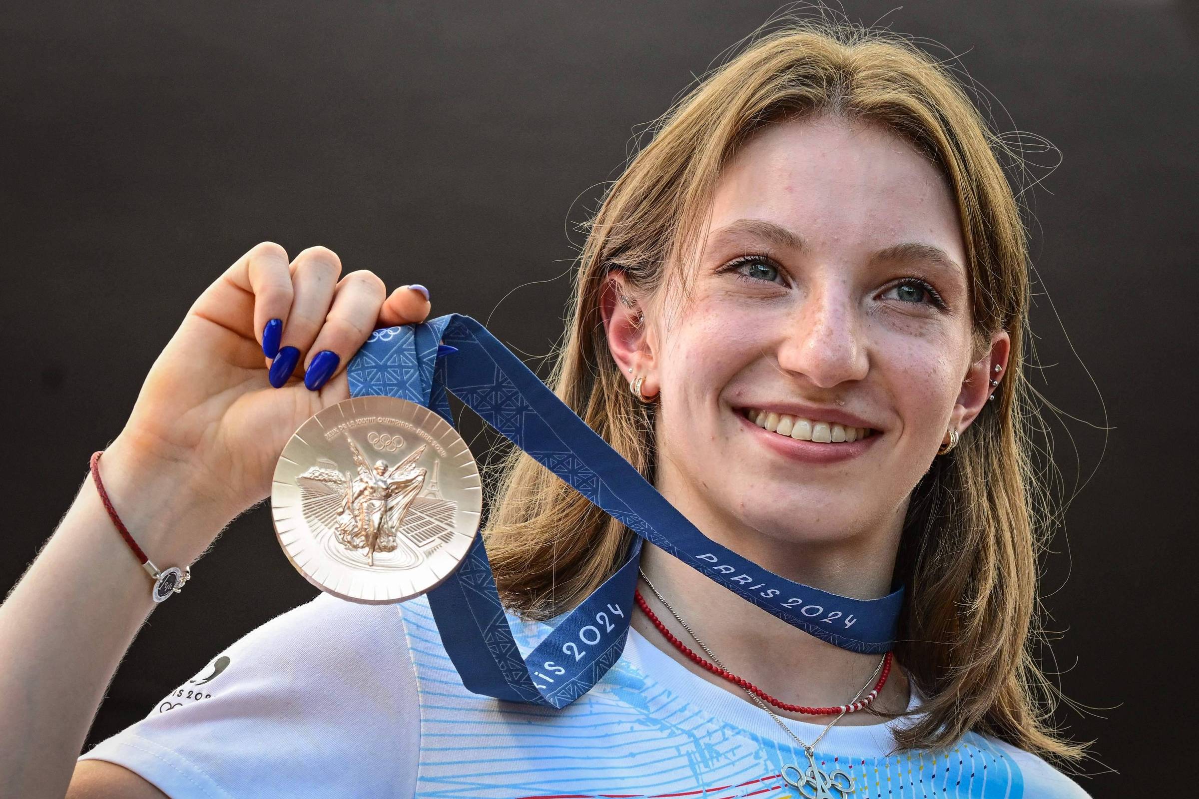 Ginasta romena Ana Barbosu recebe medalha de bronze em Bucareste – 16/08/2024 – Esporte