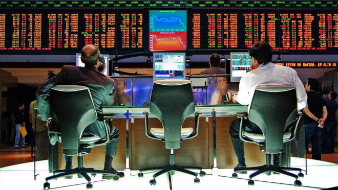 Ibovespa fecha aos 135 mil pontos e bate recorde histórico