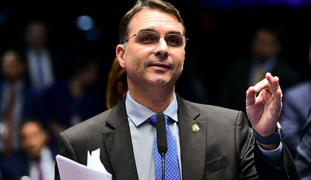 Indicação de Galípolo é “meia bomba”, diz Flávio Bolsonaro