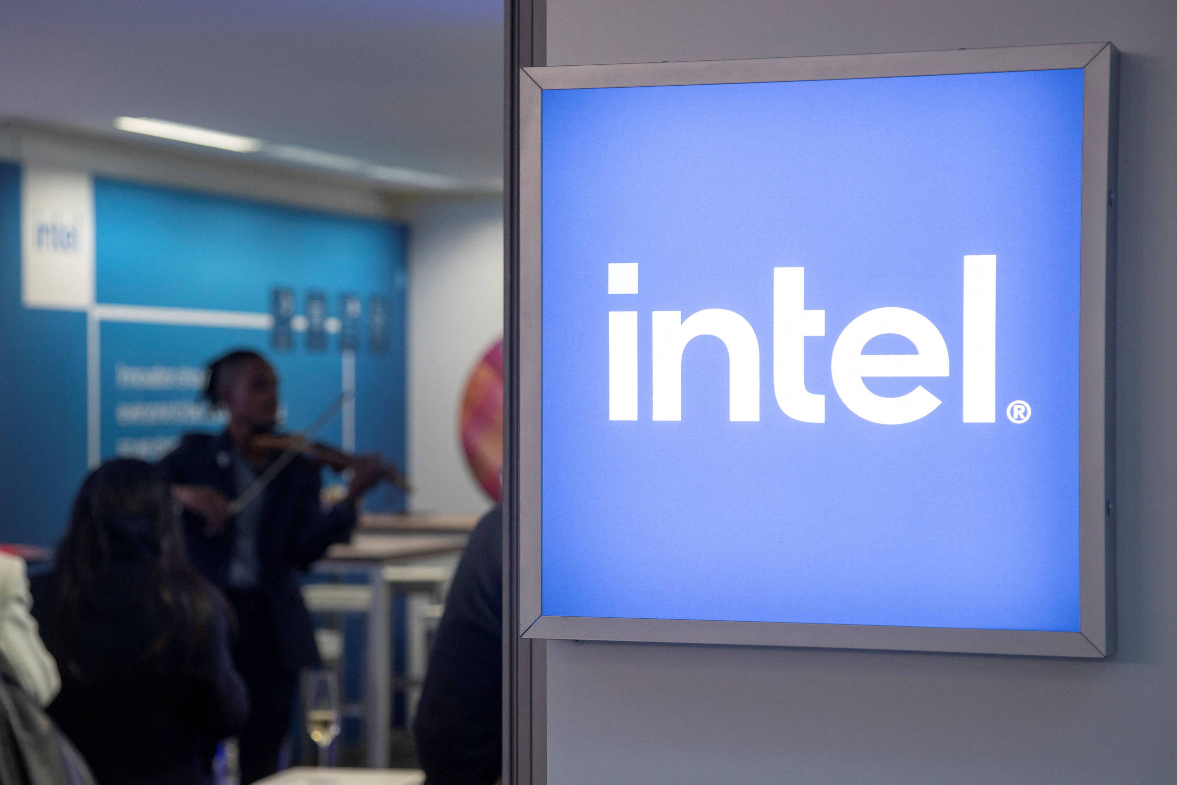Intel vai cortar 15% dos funcionários e cessar dividendos – 01/08/2024 – Mercado