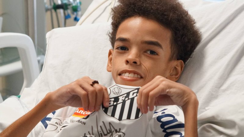 Jovem internado realiza sonho ao receber camisa do Santos – 23/08/2024 – Esporte