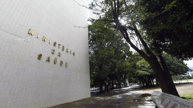Justiça suspende compra de 60 milhões de escovas de dente