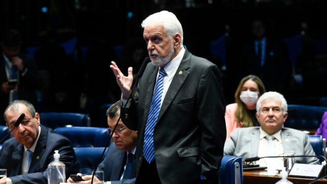 Líder do governo sugere aumentar juros de capital para compensar desoneração