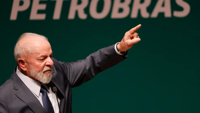 Lula faz Petrobras reabrir fábrica que dava prejuízo