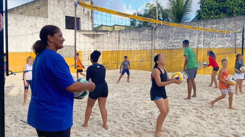 Mãe de medalhista ensina vôlei de praia em projeto no SE – 22/08/2024 – Esporte