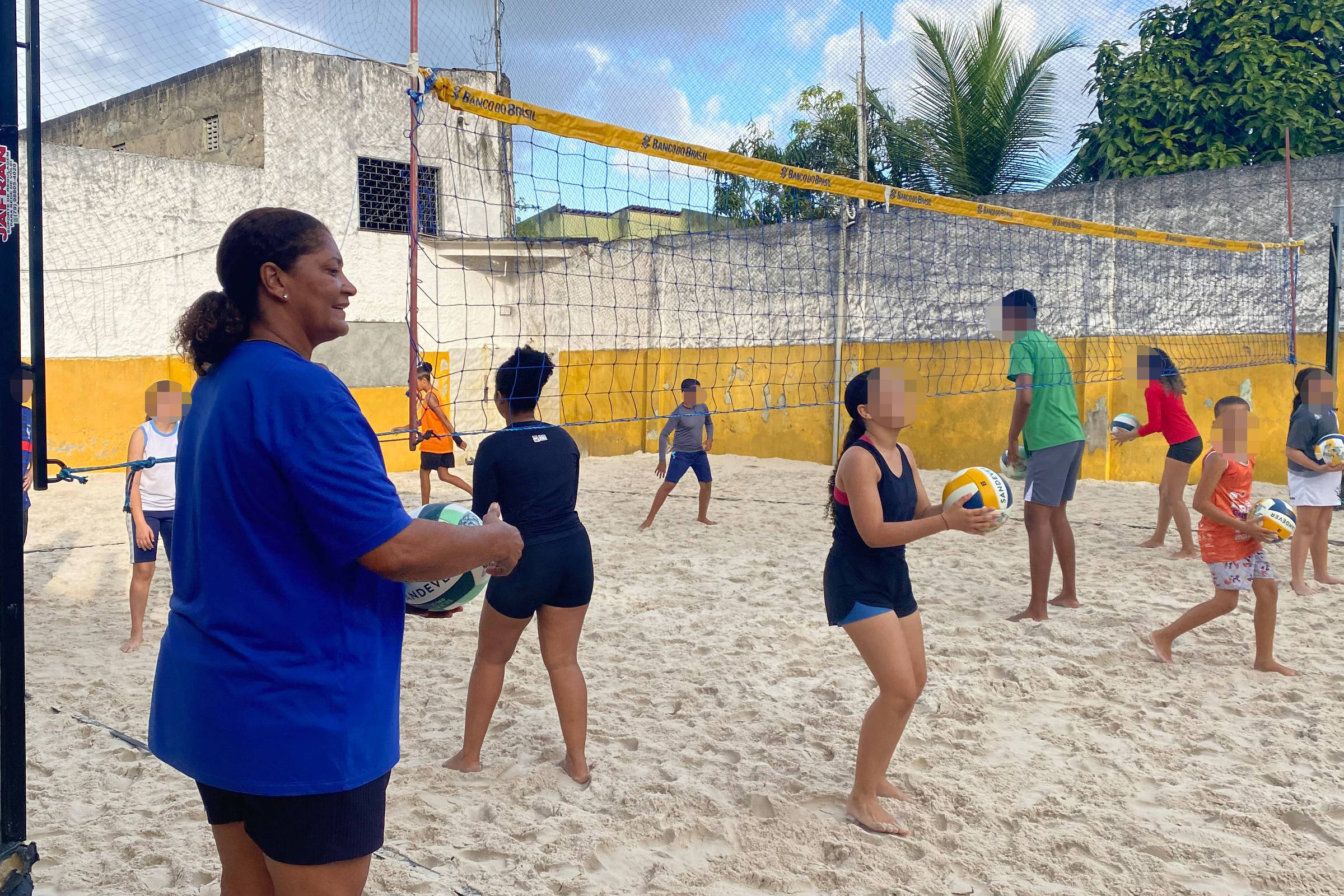 Mãe de medalhista ensina vôlei de praia em projeto no SE – 22/08/2024 – Esporte