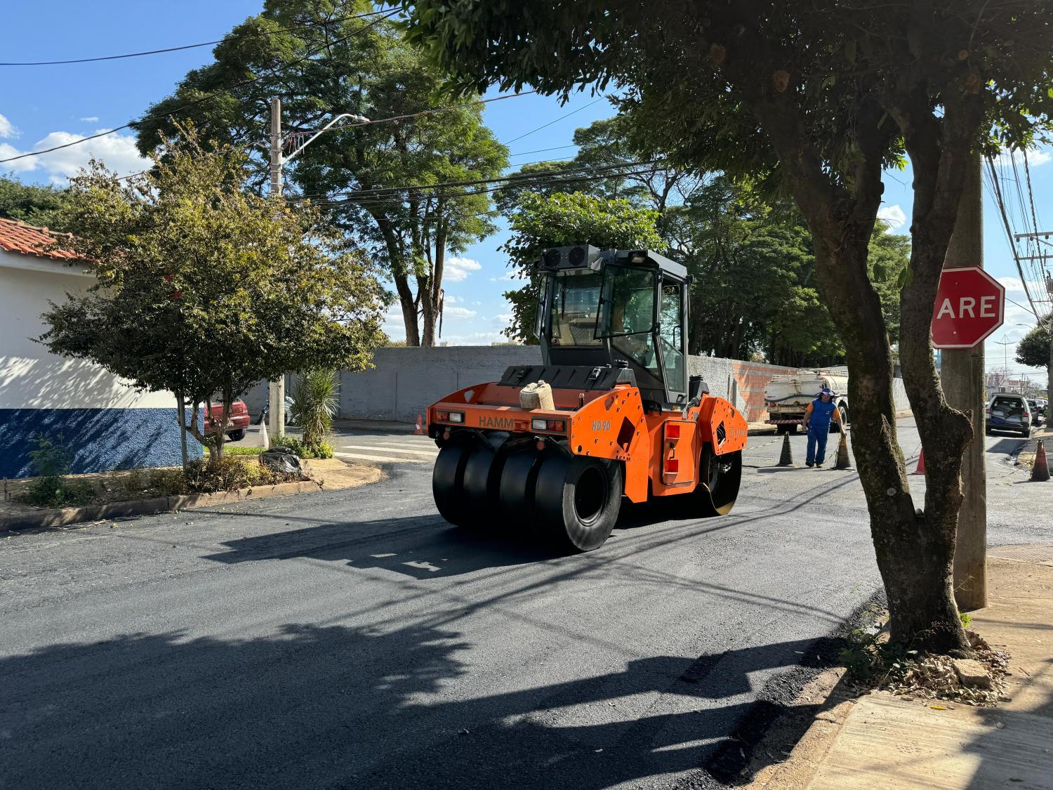 Mais um trecho da rua Vinte e Quatro de Maio é atendido pelo Plano Municipal de Recapeamento