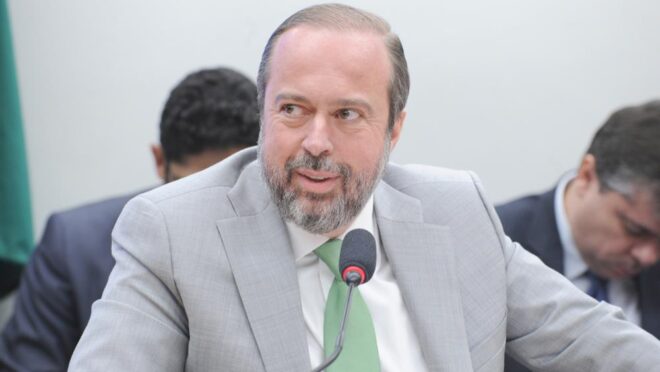 Ministro de Minas e Energia defende terminar obras de Angra 3