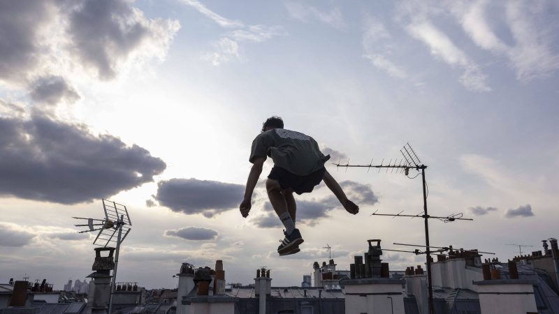 Parkour espreita Jogos Olímpicos dos telhados de Paris – 05/08/2024 – Esporte