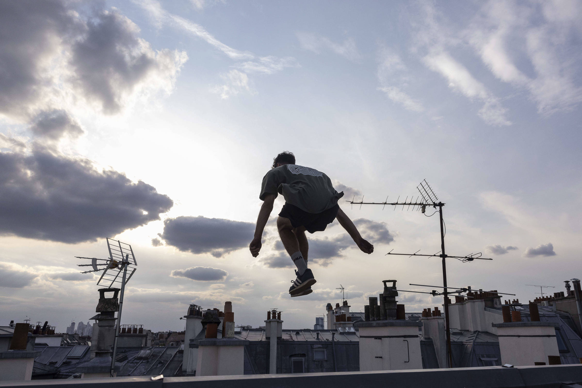 Parkour espreita Jogos Olímpicos dos telhados de Paris – 05/08/2024 – Esporte