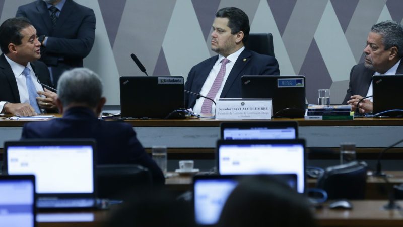 Políticos condenados ficarão inelegíveis por menos tempo, aprova CCJ