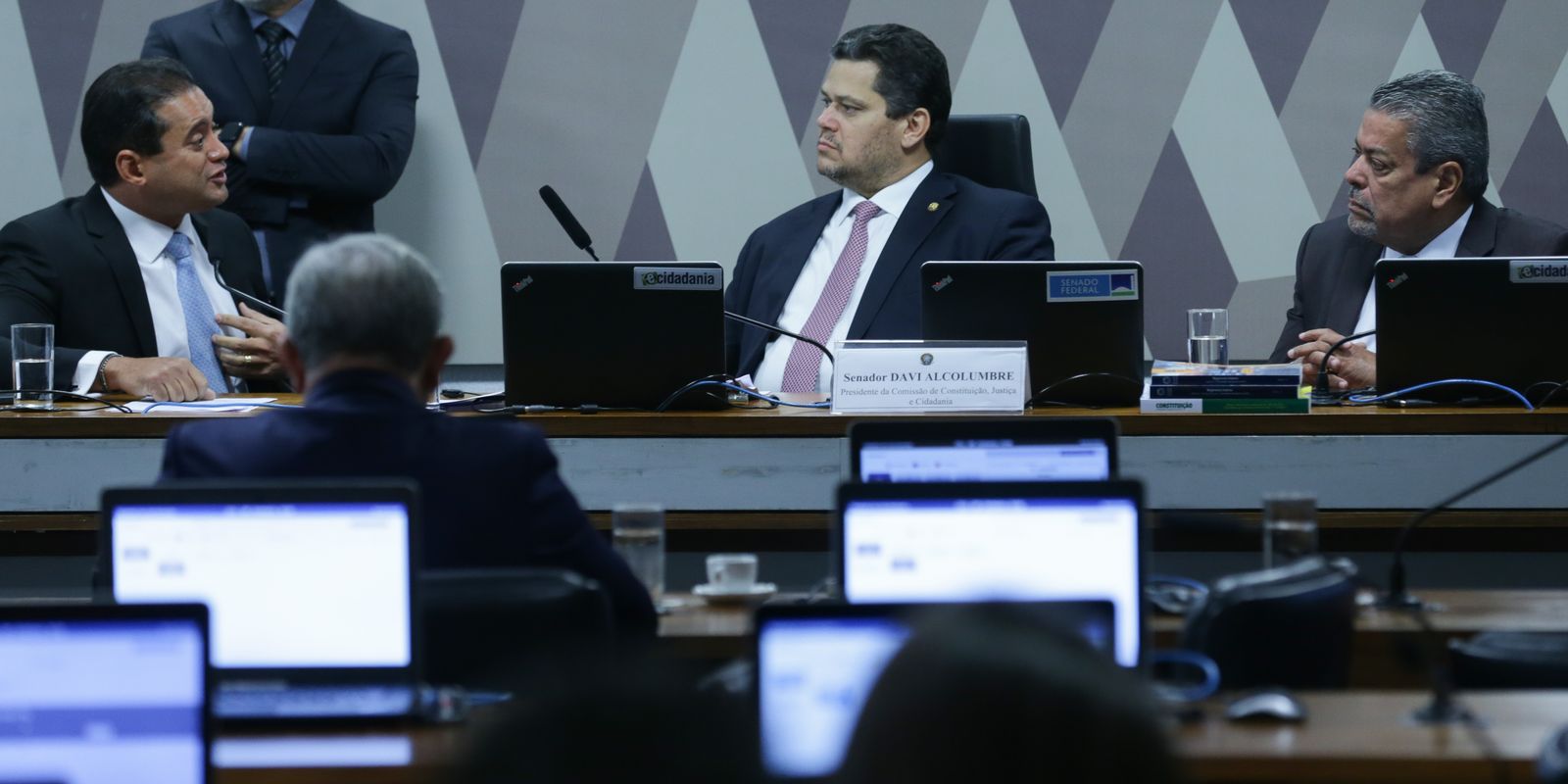 Políticos condenados ficarão inelegíveis por menos tempo, aprova CCJ