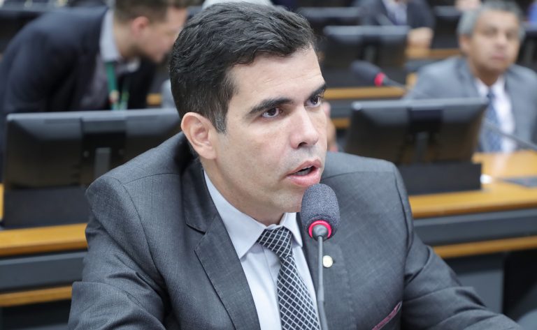 Projeto obriga bancos a oferecer gratuitamente cartão de débito a clientes com conta-salário – Notícias