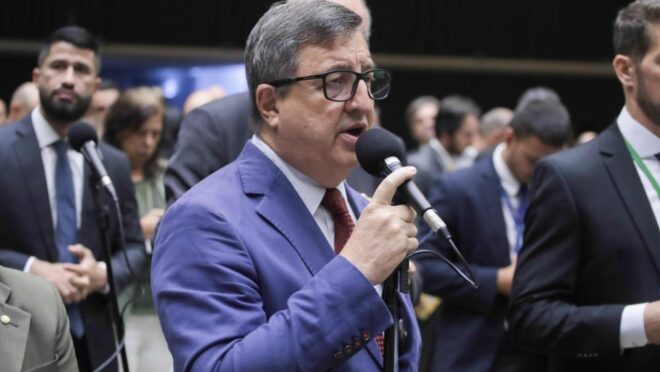 Relator da LDO reage à decisão de Dino que limitou “emendas pix”