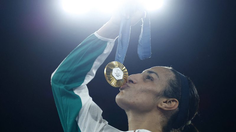 ‘Sou uma mulher forte’, diz Khelif após o ouro – 09/08/2024 – Esporte
