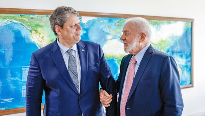 Tarcísio alfineta Lula e diz que governo cria crises e gasta mais do que deveria