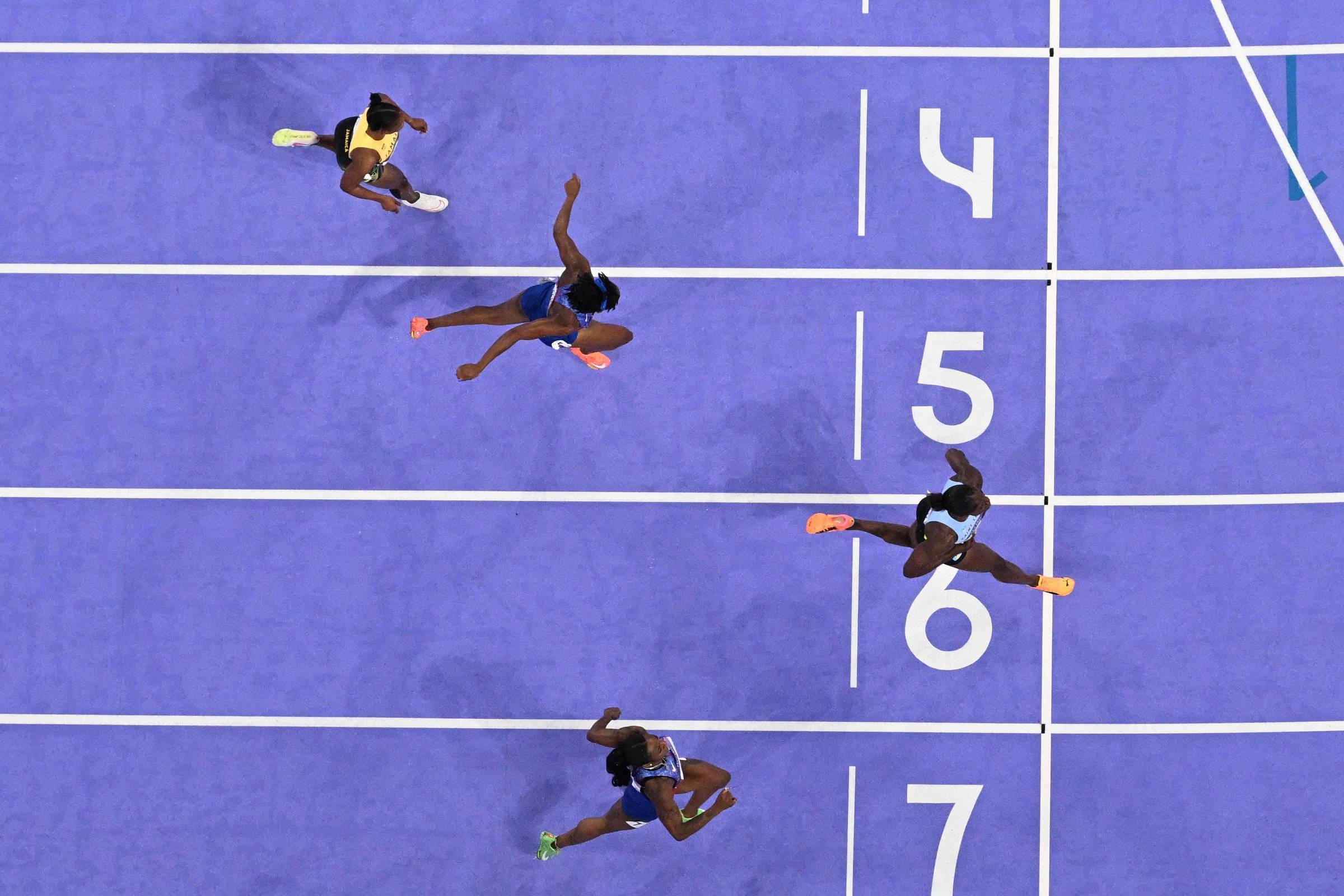 Velocista da ilha de Santa Lúcia vence os 100 m em Paris – 03/08/2024 – Esporte
