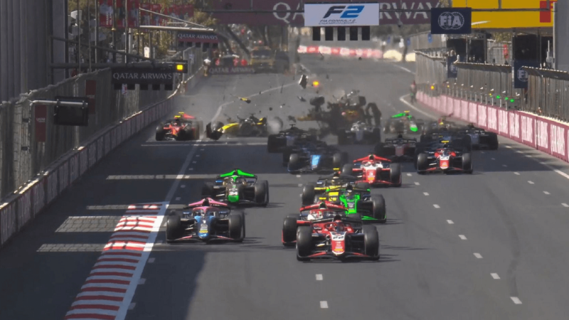 Acidente espetacular com três carros marca largada da corrida principal da F2 no Azerbaijão
