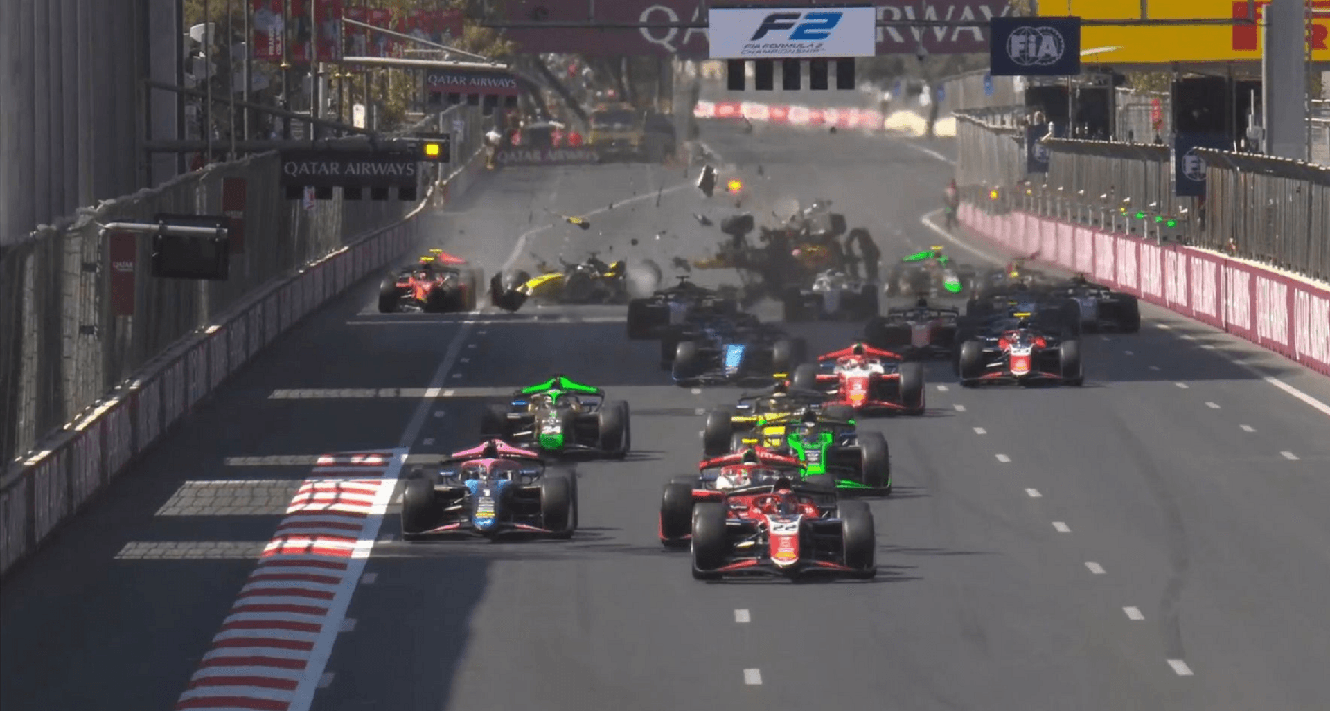 Acidente espetacular com três carros marca largada da corrida principal da F2 no Azerbaijão