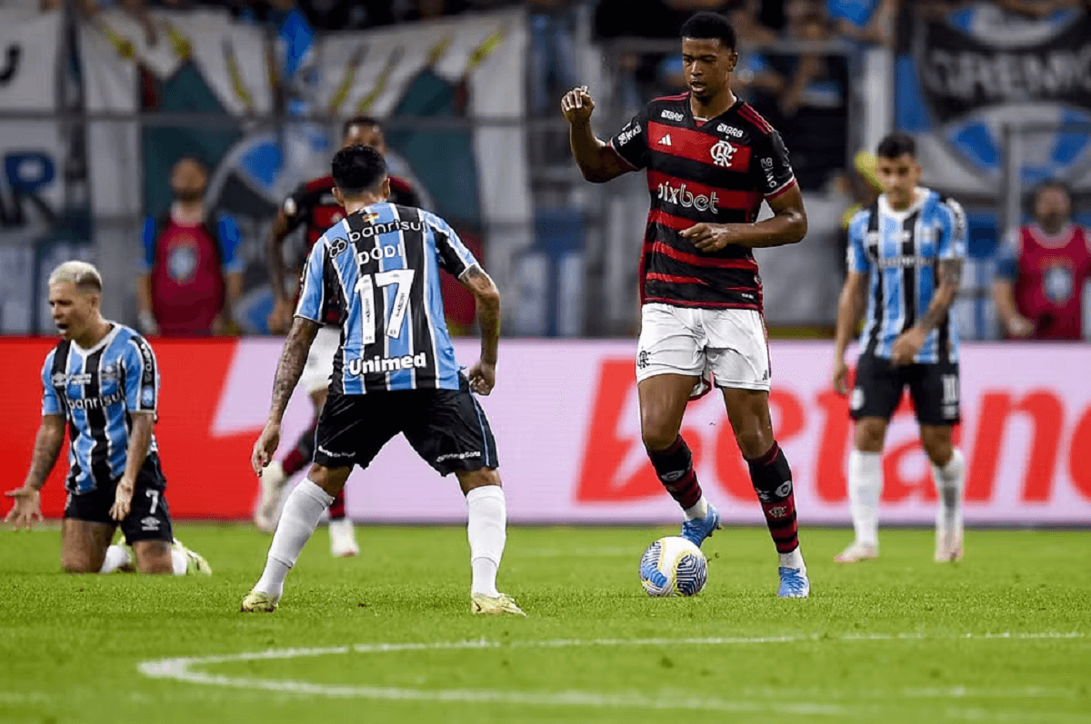 Carlinhos sofre racismo após ser expluso contra o Grêmio, diz Flamengo