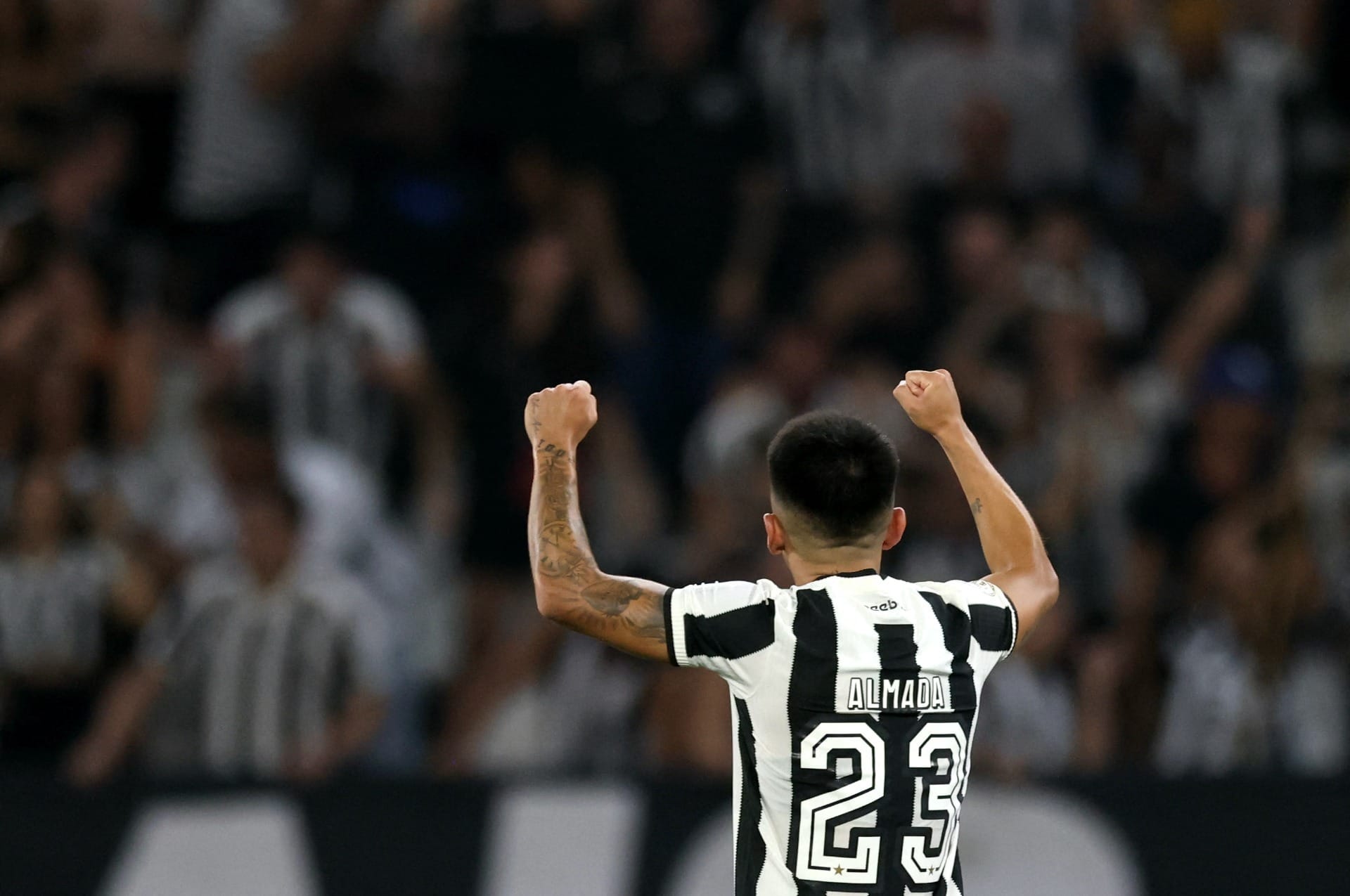 Com Almada decisivo, Botafogo bate Corinthians e abre vantagem na liderança