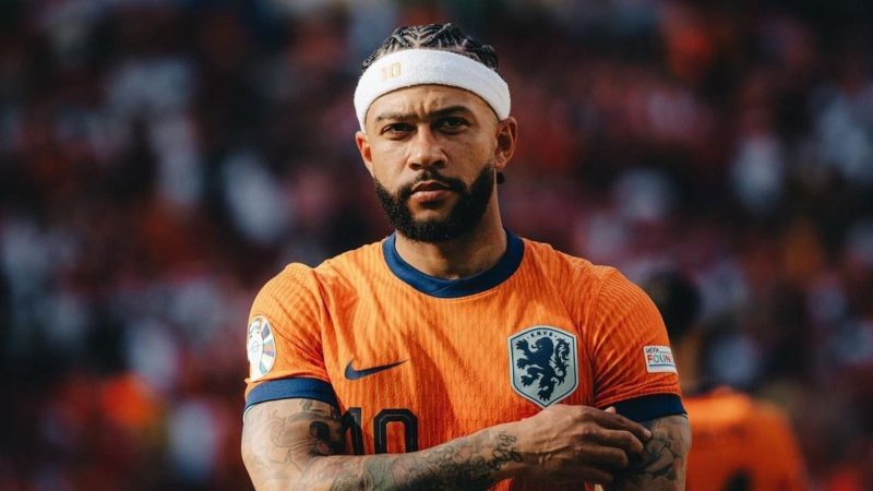 Técnico da Holanda comenta chegada de Depay ao futebol brasileiro: “Nível técnico forte”