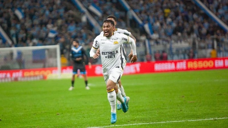 Criciúma vence o Grêmio em jogo atrasado e 'respira' na luta contra o rebaixamento