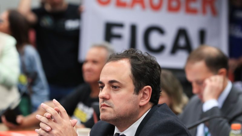 Deputados aprovam processo que pode cassar mandato de Glauber Braga