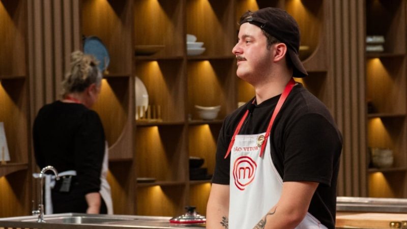 Em eliminação emocionante, João Vitor deixa o MasterChef e dá terço da avó a Jacquin