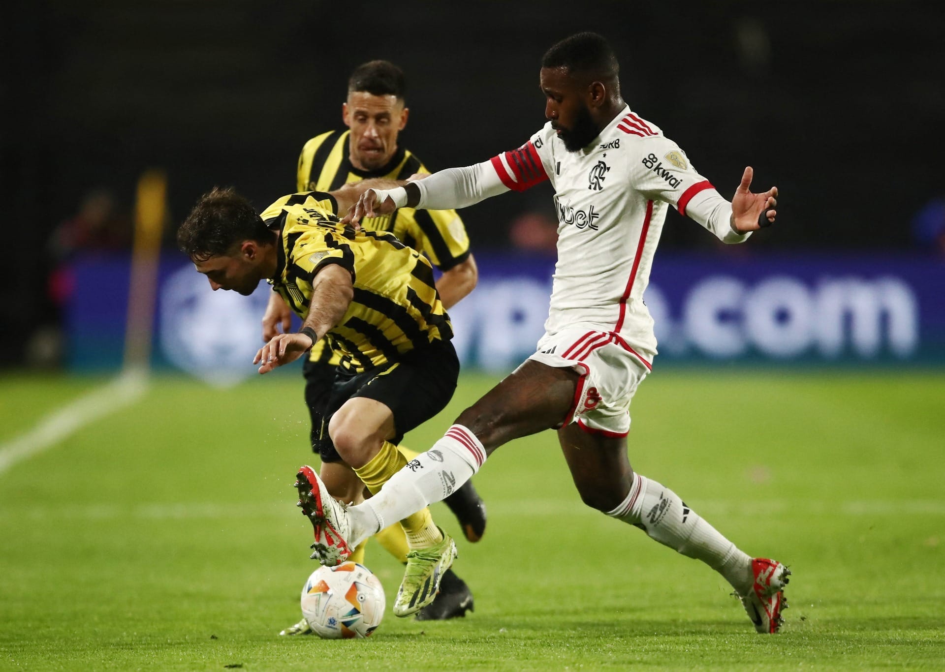 Flamengo esbarra em retranca do Peñarol, fica no empate e está fora da Libertadores