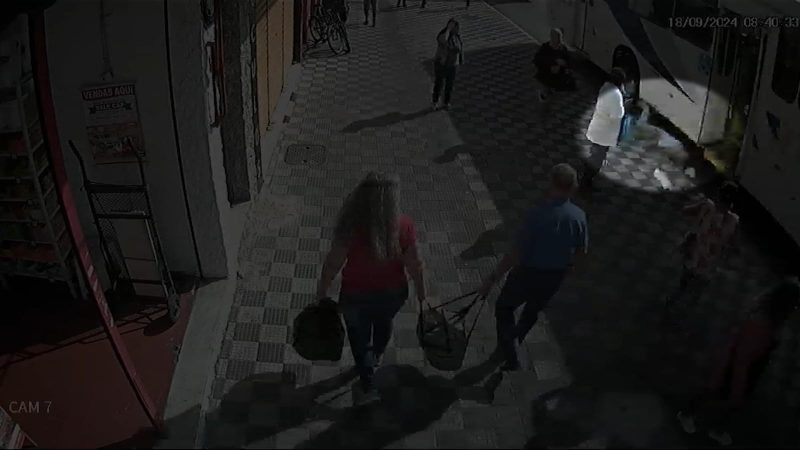 Motorista de ônibus quase atropela idoso após derrubá-lo em Jacareí (SP), veja vídeo