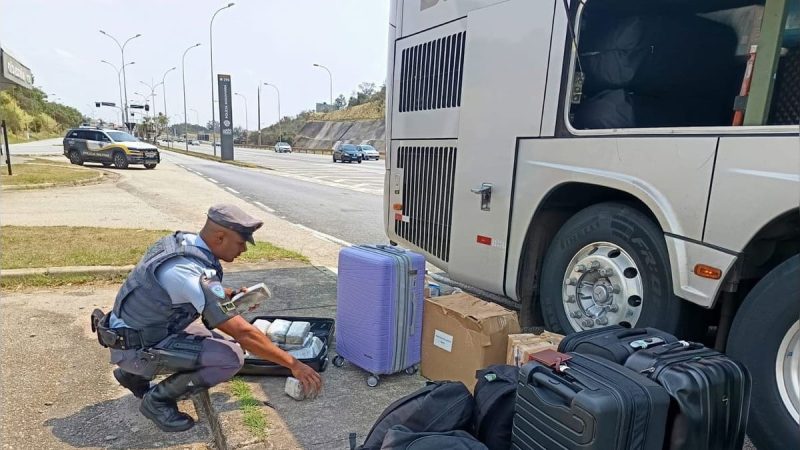 PM encontra menor com tijolos de maconha escondidos em ônibus em Itu
