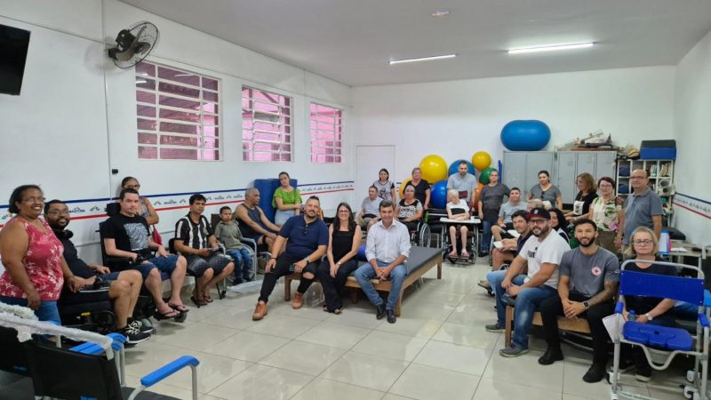 Prefeito entrega 24 unidades de cadeiras de rodas e banho para pessoas em vulnerabilidade social