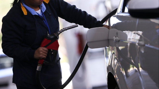 Senador critica preço da gasolina brasileira em relação ao exterior