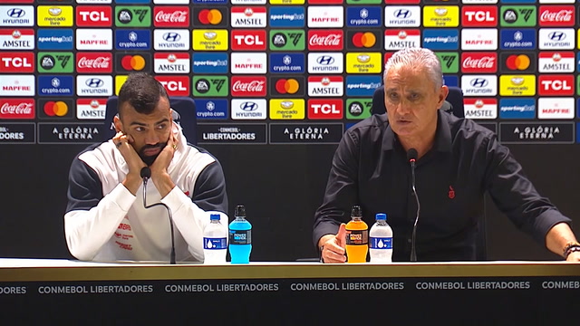 Tite comenta reação da torcida e faz promessa para volta no Uruguai