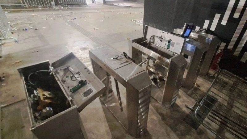 Torcedores do Fluminense destroem cadeiras e catracas da Arena MRV após eliminação