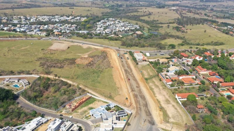 Trecho final da avenida Ary Barnabé é preparado para receber pavimentação