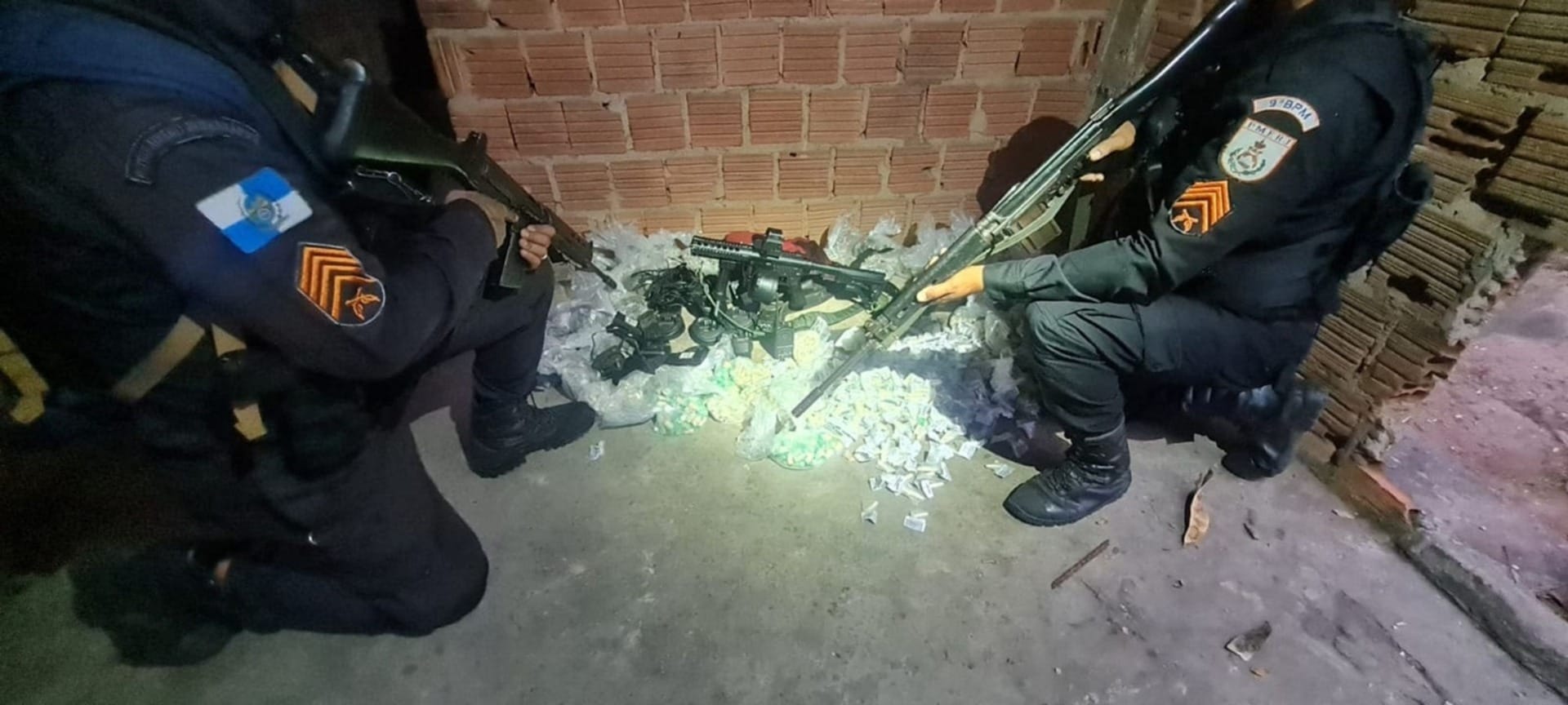 Um fuzil, três rádios transmissores e drogas são apreendidas no Complexo da Serrinha