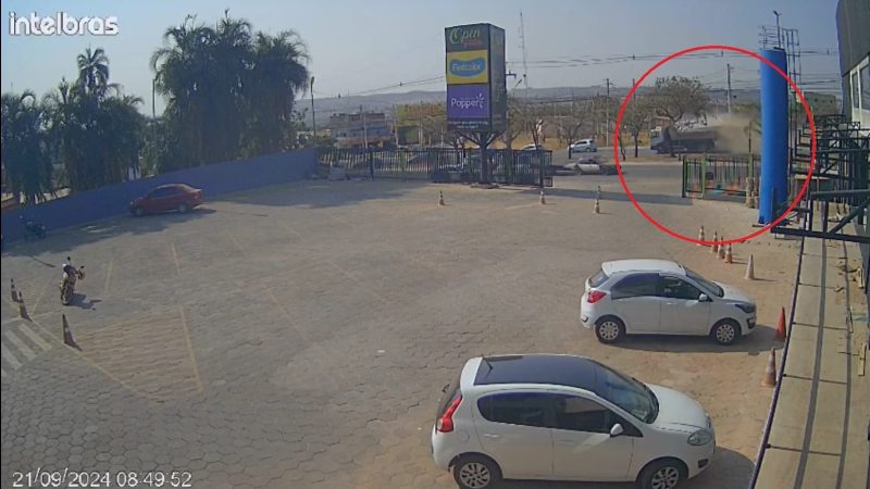 VÍDEO: Caminhão perde o controle e bate em diversos carros no DF