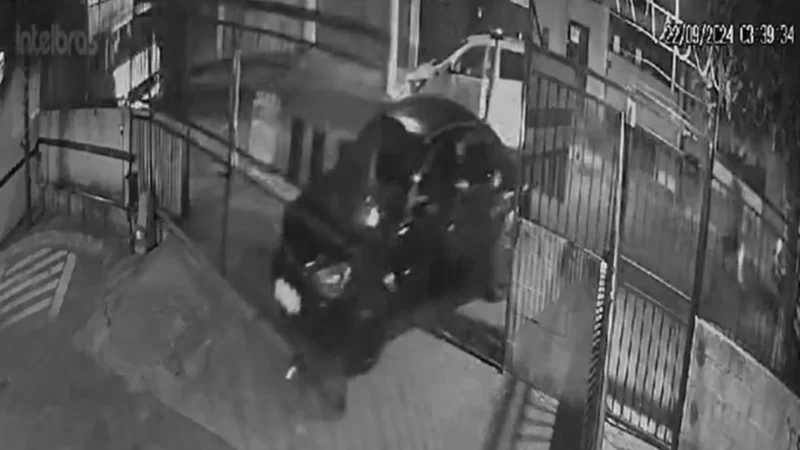 VÍDEO: Homem derruba portão de condomínio ao tentar fugir da polícia em São José dos Campos