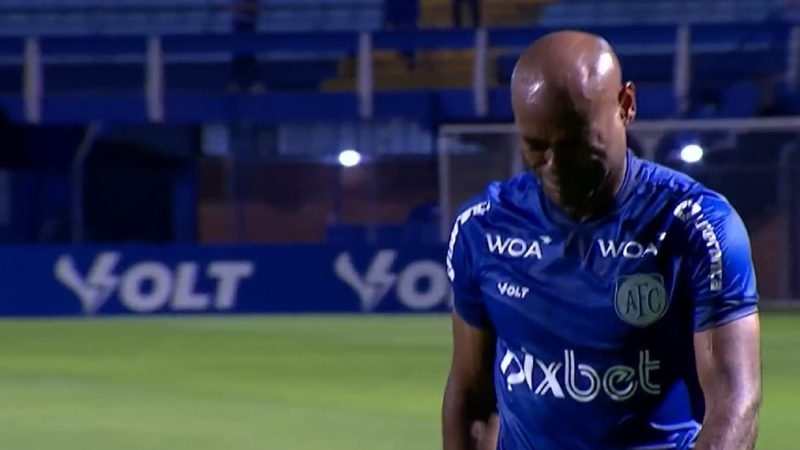 Vagner Love discute com torcedores e deixa o campo chorando após derrota do Avaí