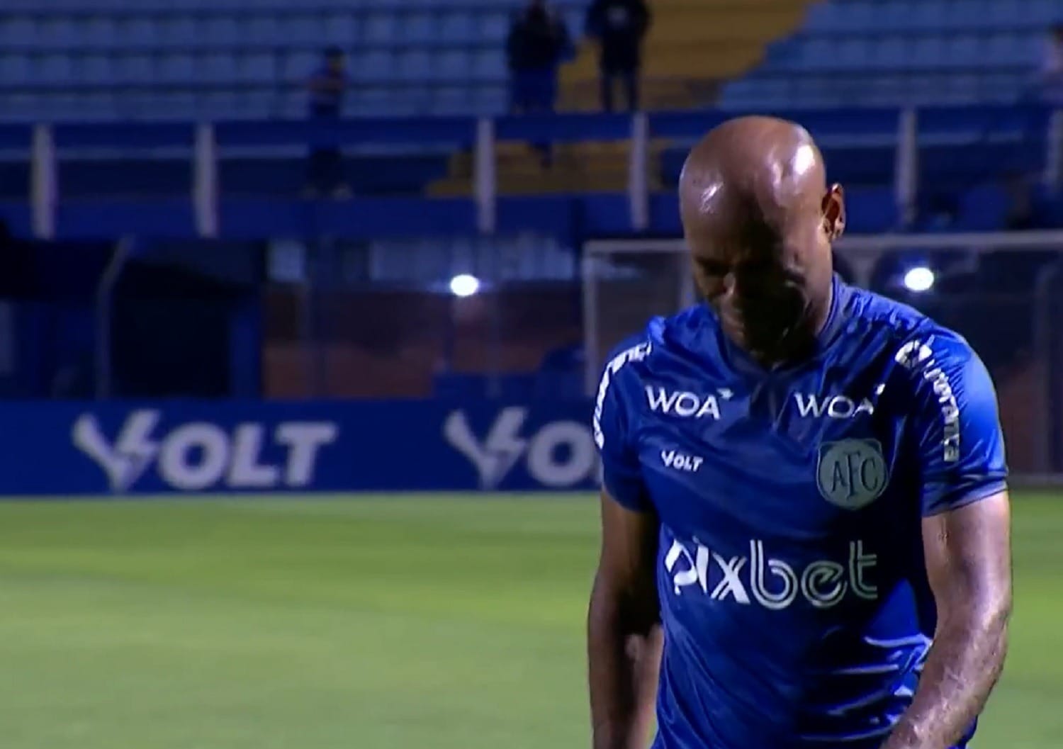 Vagner Love discute com torcedores e deixa o campo chorando após derrota do Avaí