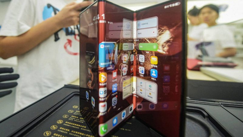 Veja celular que dobra em 3 partes concorrente do Iphone – 10/09/2024 – Tec
