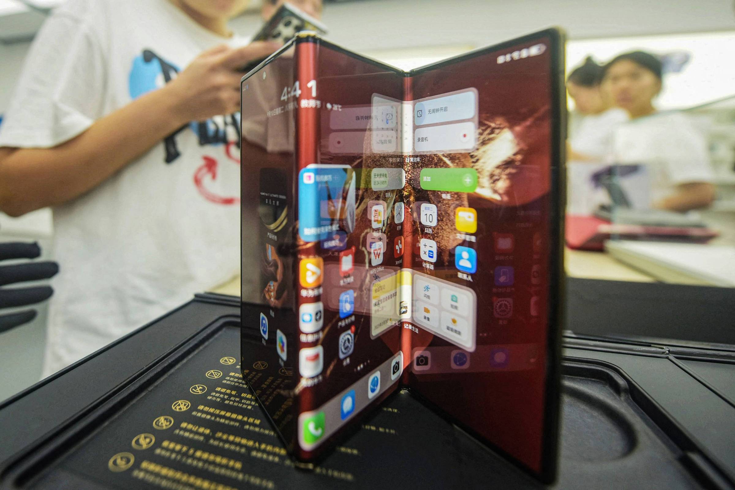 Veja celular que dobra em 3 partes concorrente do Iphone – 10/09/2024 – Tec