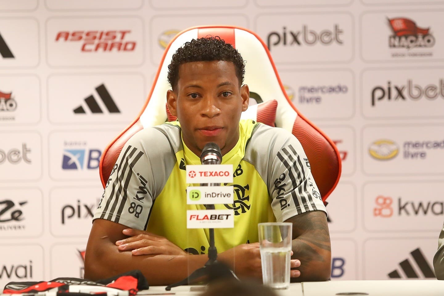 Vídeo: Gonzalo Plata cita Vinicius Jr. como exemplo no Flamengo