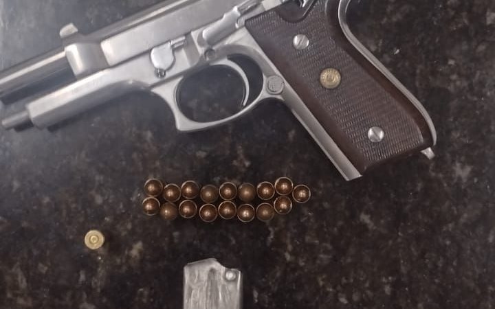 A Guarda Civil Municipal (GCM) prendeu na madrugada de quinta-feira, 17, A.C.B., de 49 anos, por porte e disparo de arma de fogo de uso restrito. – Jornal Aqui Paulínia