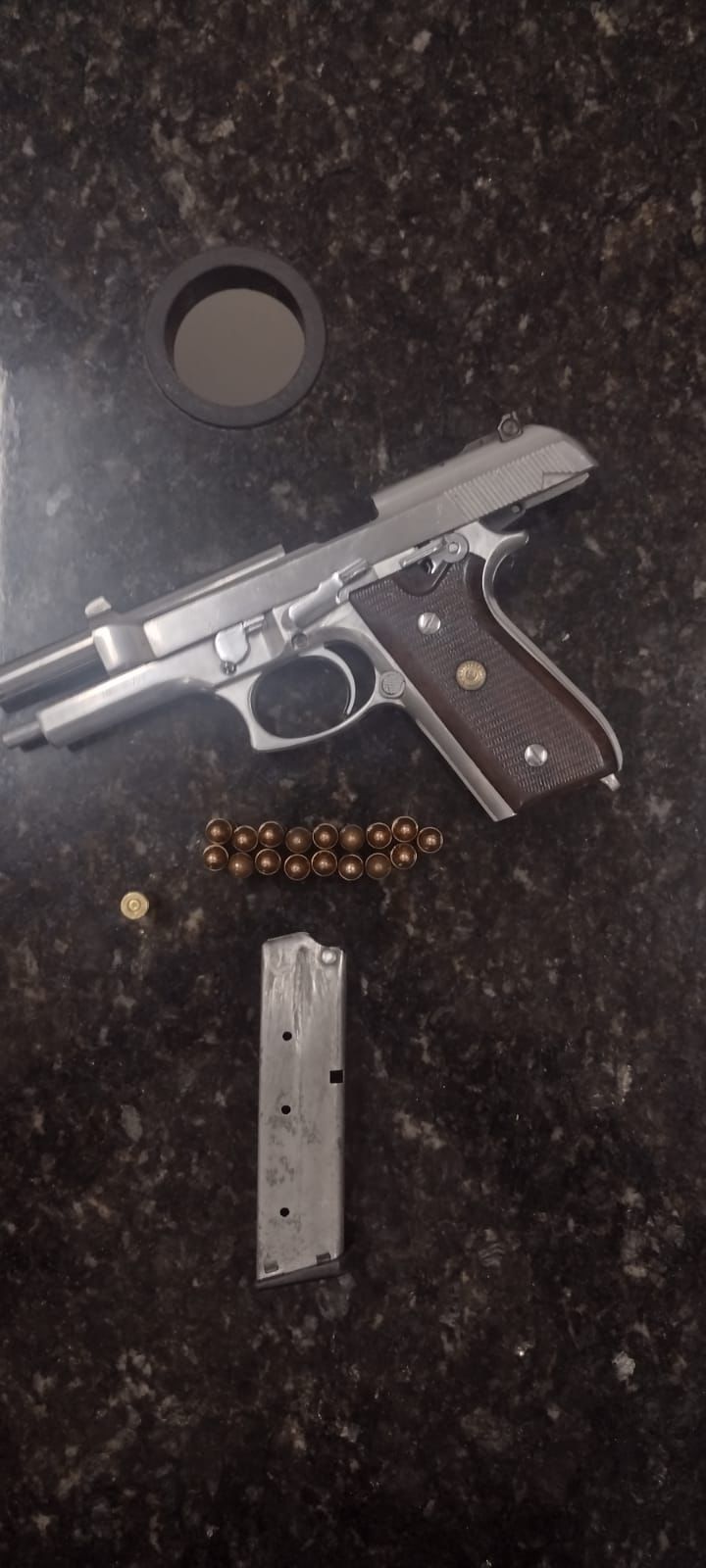 A Guarda Civil Municipal (GCM) prendeu na madrugada de quinta-feira, 17, A.C.B., de 49 anos, por porte e disparo de arma de fogo de uso restrito. – Jornal Aqui Paulínia